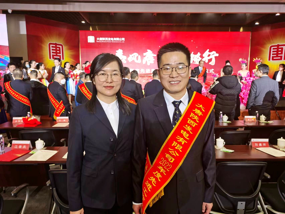 4.韓城第二發(fā)電公司楚樂、李玉珍夫婦在獲獎現(xiàn)場（曹軍科攝）.jpg