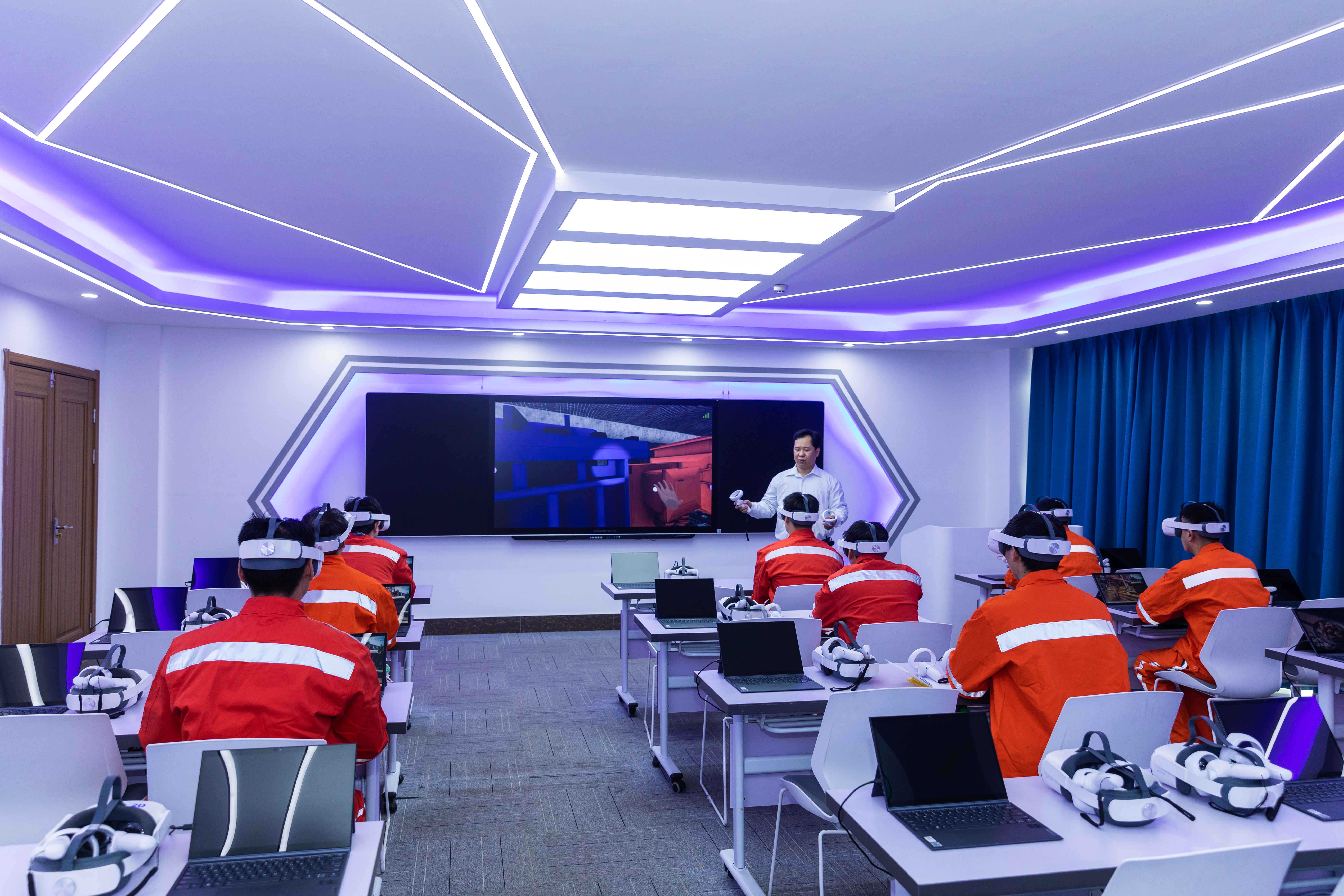 通訊配圖3：在智慧安培中心，通過裸眼3D、VR實(shí)操和沉浸式實(shí)景培訓(xùn)三個(gè)“矩陣”，精準(zhǔn)有效培訓(xùn)。.jpg