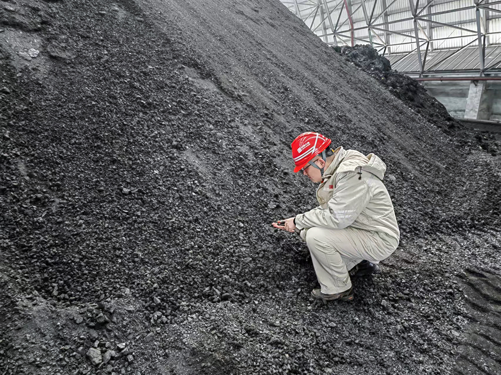 1708326141065028921.jpg 3-大唐東營發(fā)電公司職工查看煤炭煤質(zhì)情況a.jpg