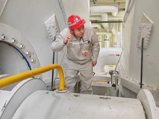 1708326159711080114.jpg 6-大唐東營發(fā)電公司職工現(xiàn)場檢查機組振動情況.jpg